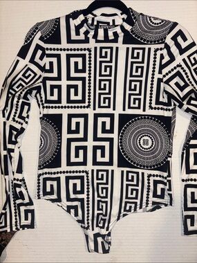LOVE 83 BRAND 
BLACK AND WHITE BODY SUIT GEOMETRIC DESIGN
LONG SLEEVES